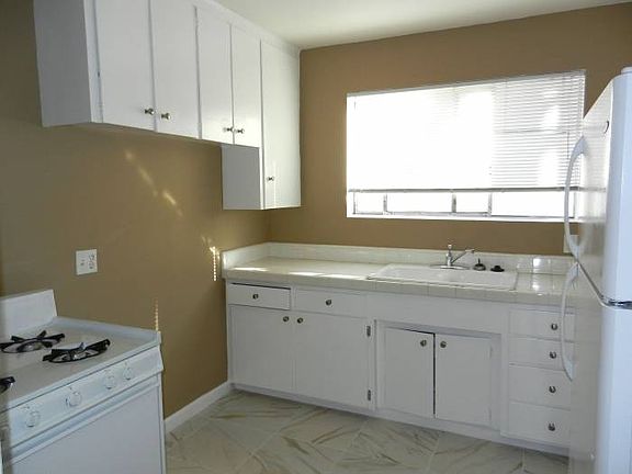 4th image of 360 S Elm Dr APT 6