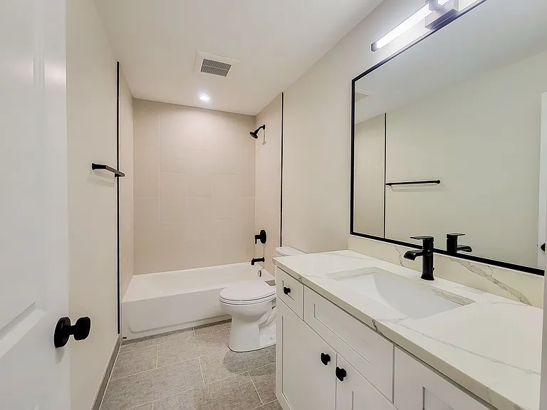 2032.5 W Montrose Ave #2B — Photo 4