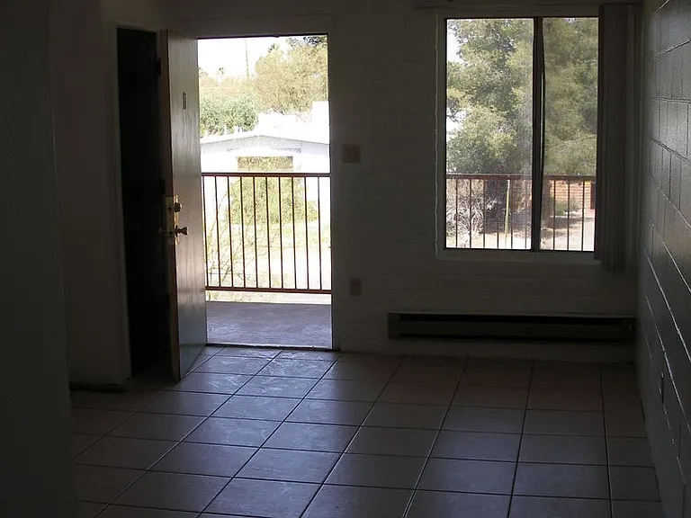 2585 N Country Club Rd — Photo 4