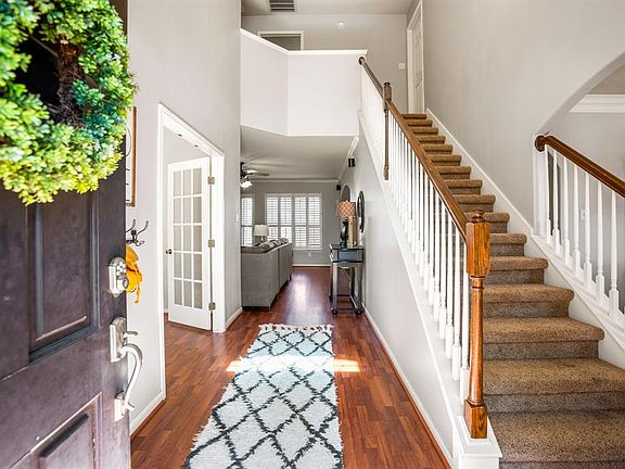 Without further ado - come on in! First of all, let's appreciate how the wood flooring stands out thanks to the neutral toned paint & bright trim!