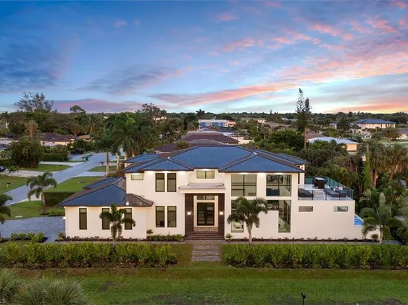 9560 Vanderbilt DR, NAPLES, FL 34108