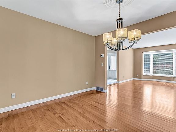 5th image of 527 Collier Cres