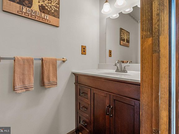 4th image of 60 King Charles Ln