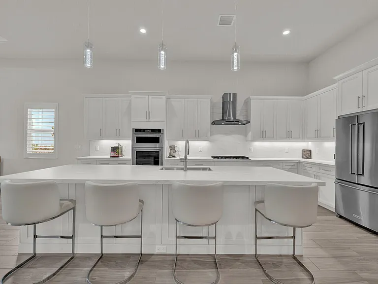 138 SE Palma St — Photo 5