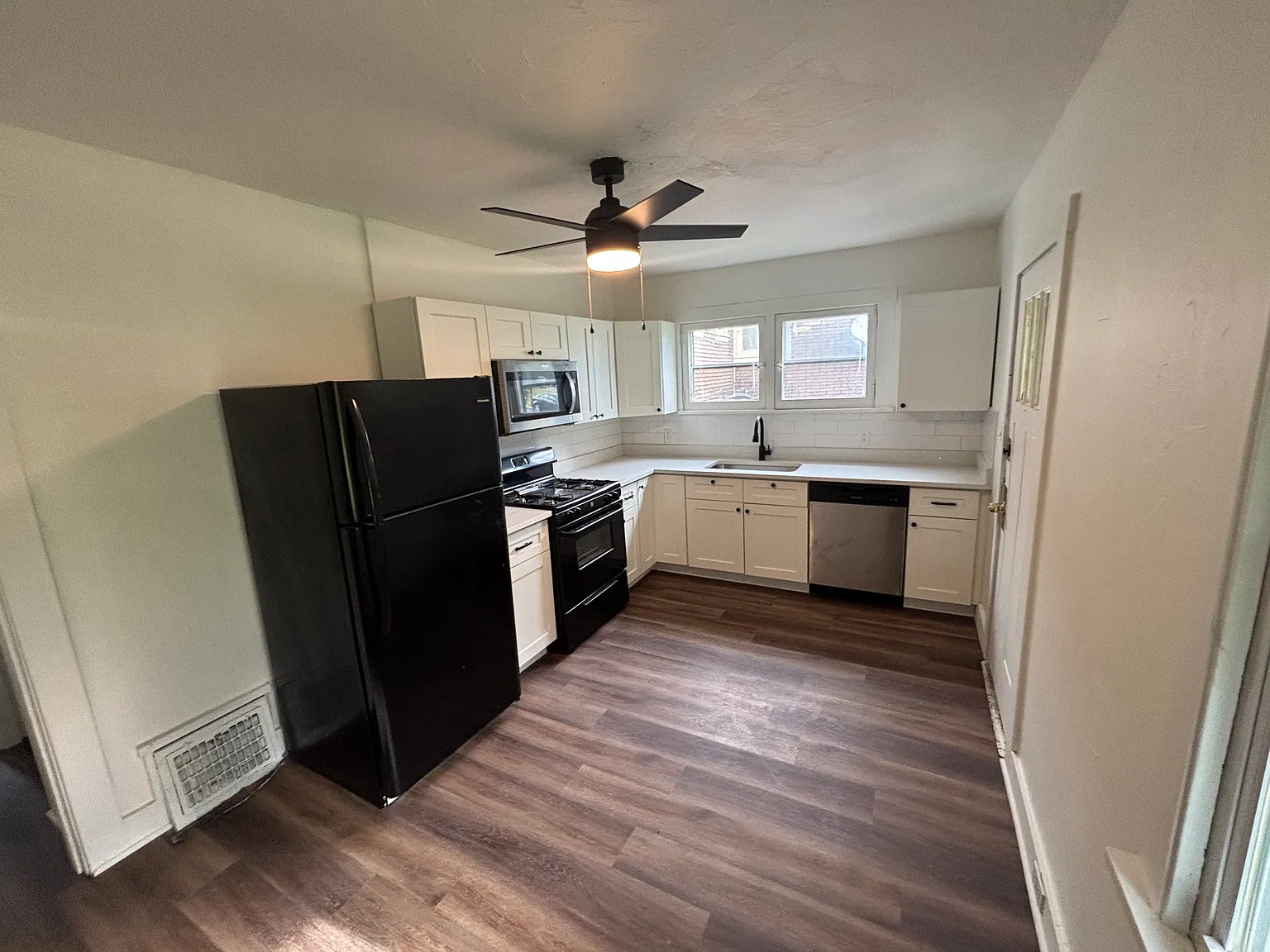 2 bed, 950 sqft, $1,275 — Photo 4