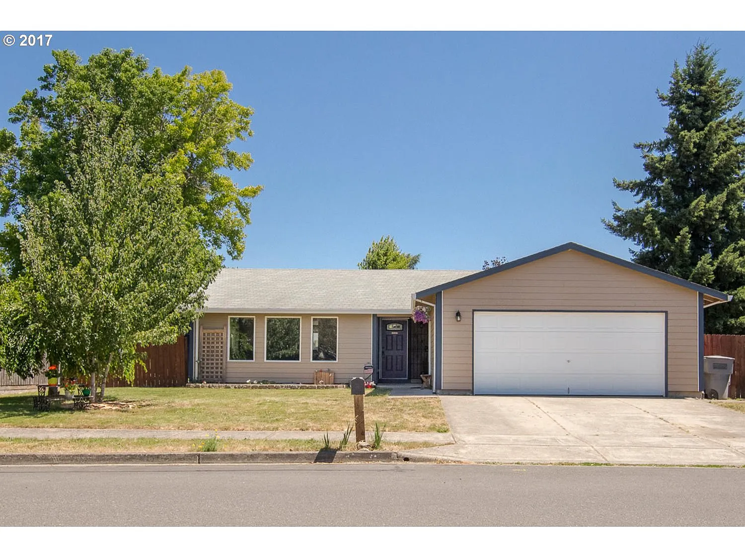 3008 NE Hembree St photo 1