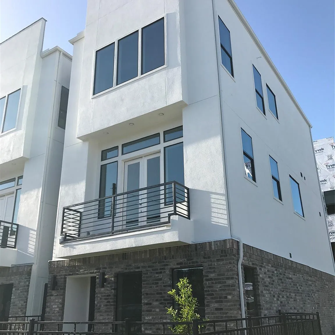 3 bed, 8.0 bath, 2108 sqft, $3,650 — Photo 1