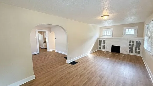 2 bed, 1.0 bath, 912 sqft, $1,225 — Photo 2