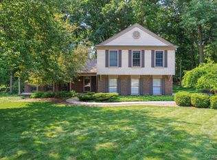 1648 Kilburn Rd N, Rochester Hills, MI 48306