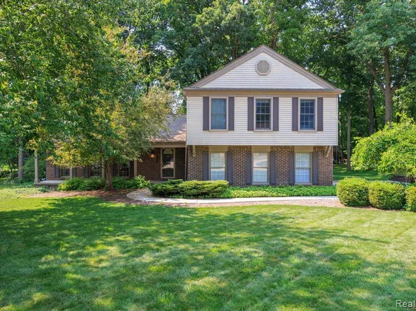 1648 Kilburn Rd N, Rochester Hills, MI 48306