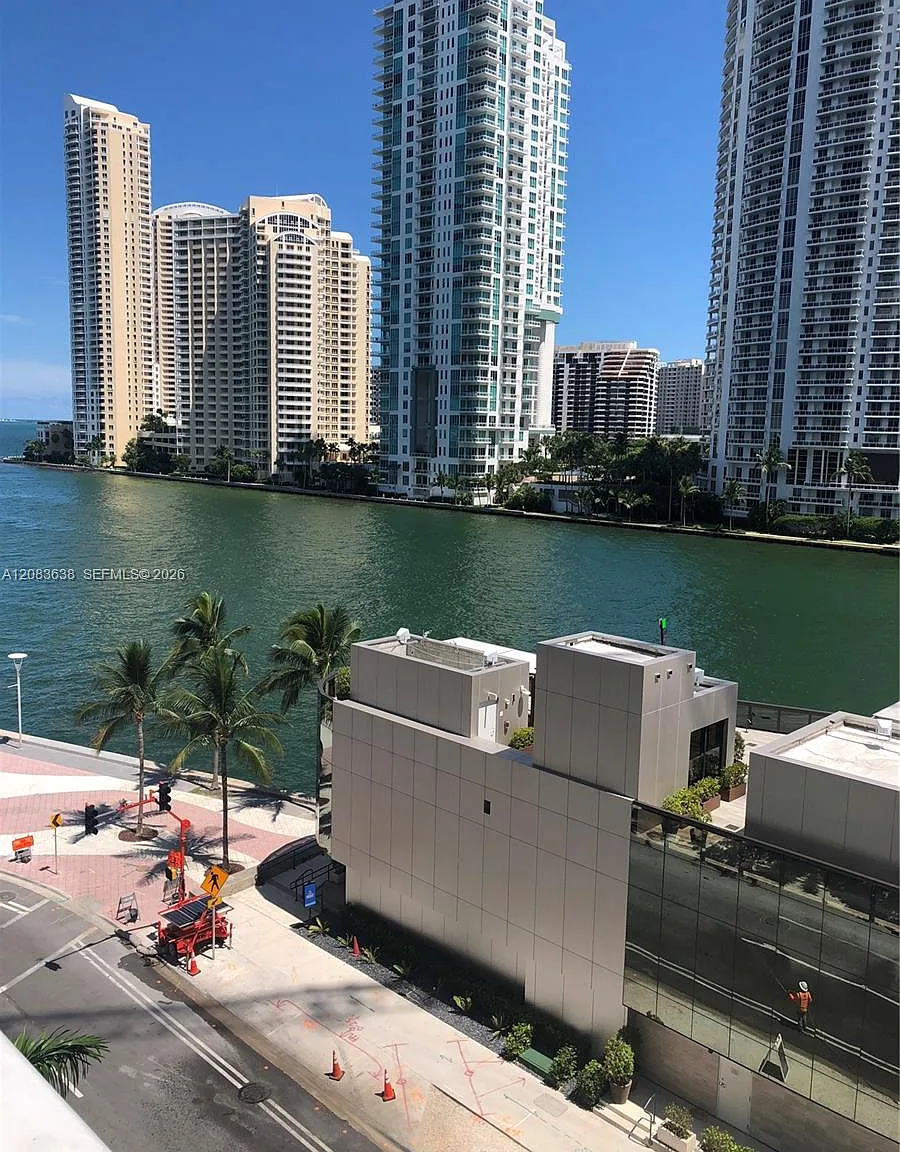 Met 1 Condo — Photo 1