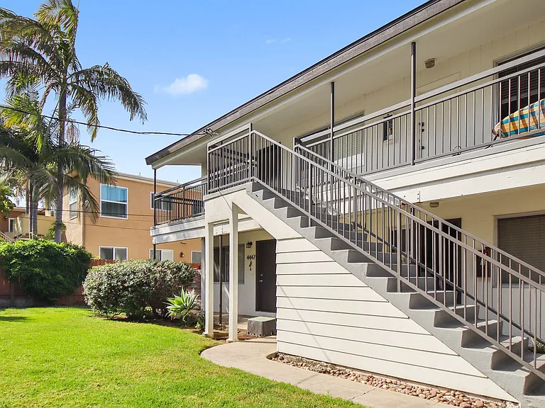 Ocean Beach/Point Loma: 2 BR in Ideal Location w/ 2 Parking Spaces — Photo 3