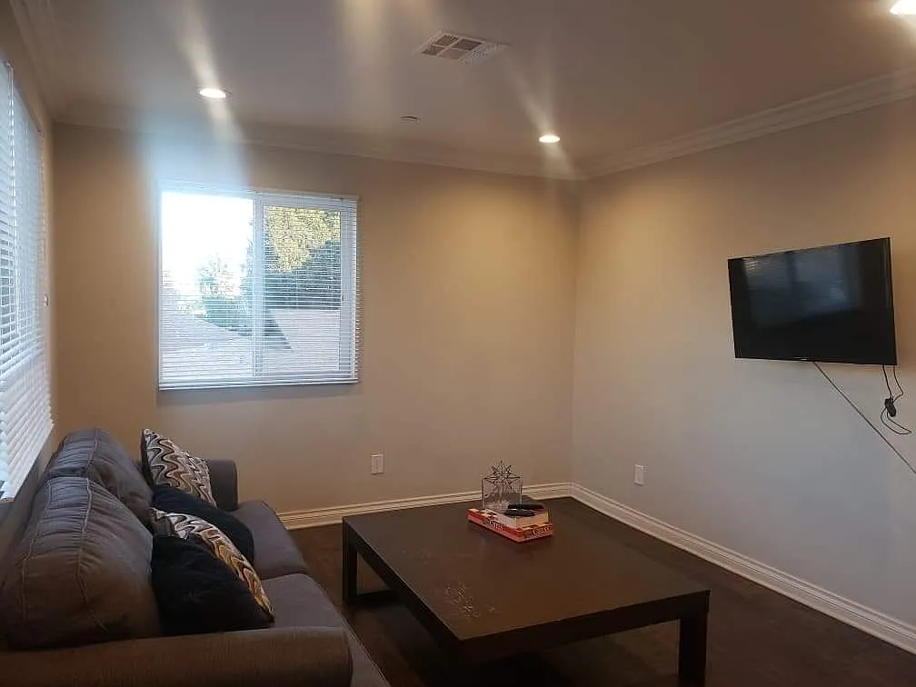3 bed, 1255 sqft, $3,909 — Photo 3