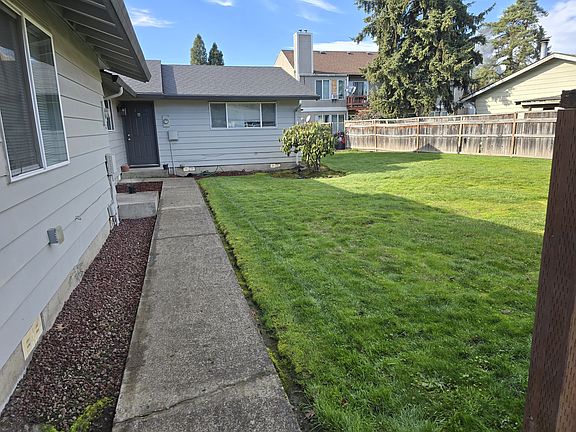 4th image of 1836 NE Barberry Dr