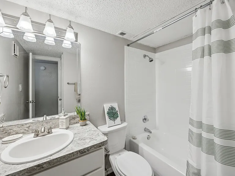 Woodbridge Apartments — Photo 8