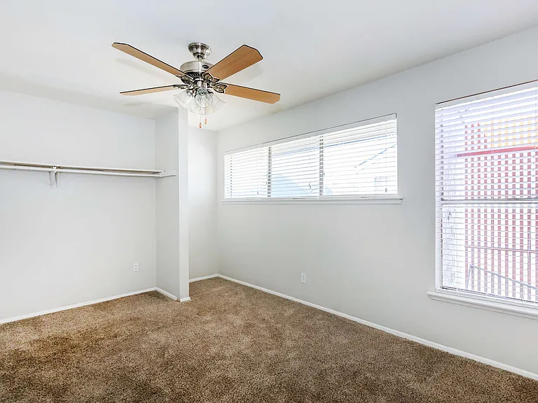 Bel Air Oaks — Photo 32