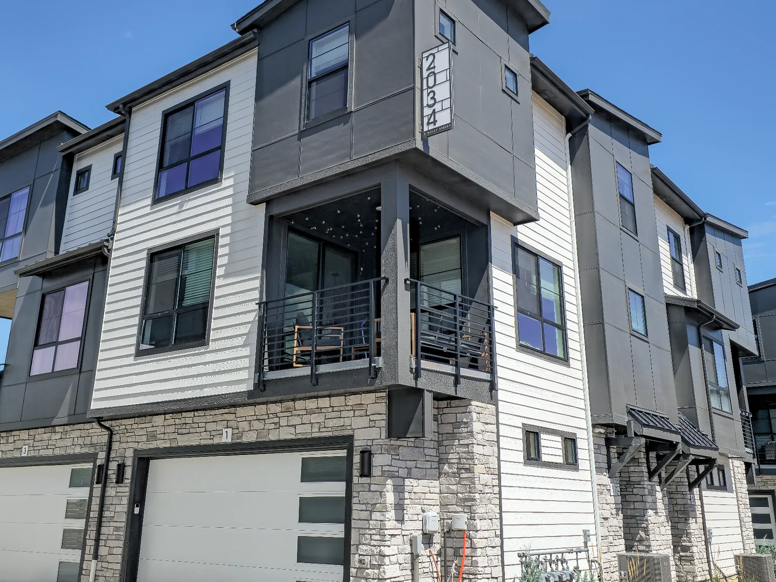3 bed, 2.5 bath, 1395 sqft, $3,200 — Photo 2