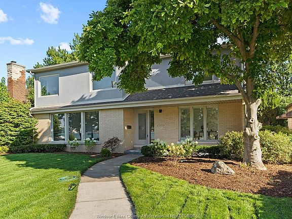 3rd image of 2371 Riverside Dr W