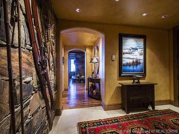 Entry/Foyer.