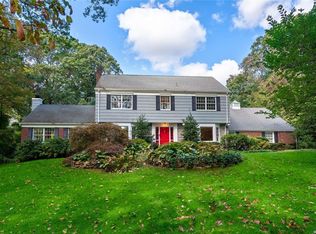 9 Canterbury Rd, Glen Head, NY 11545