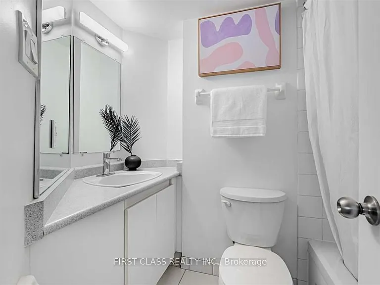 736 Bay St #303 — Photo 4