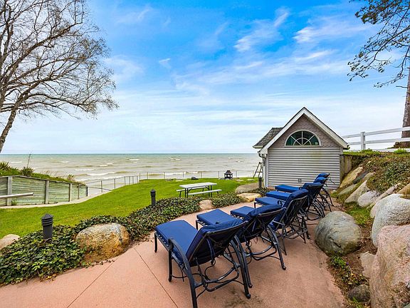 4th image of 3864 Lakeshore Rd