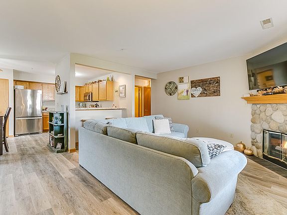 4th image of 160 W Aspen Ct Unit 2