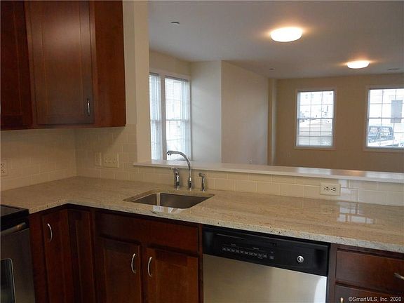 3rd image of 9 Stoneridge Cir #9