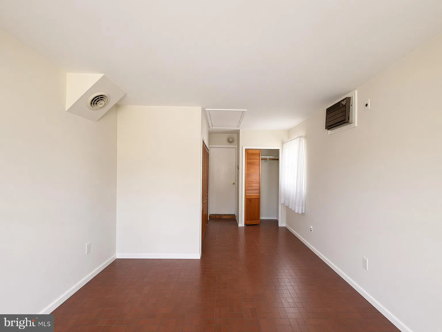 5 bed, 3.0 bath, 2112 sqft, $3,000 — Photo 3