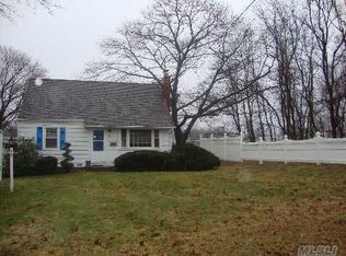 38 Carroll Ave, Ronkonkoma, NY 11779