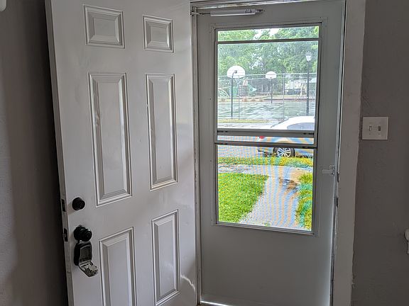 5th image of 921 W 46th St
