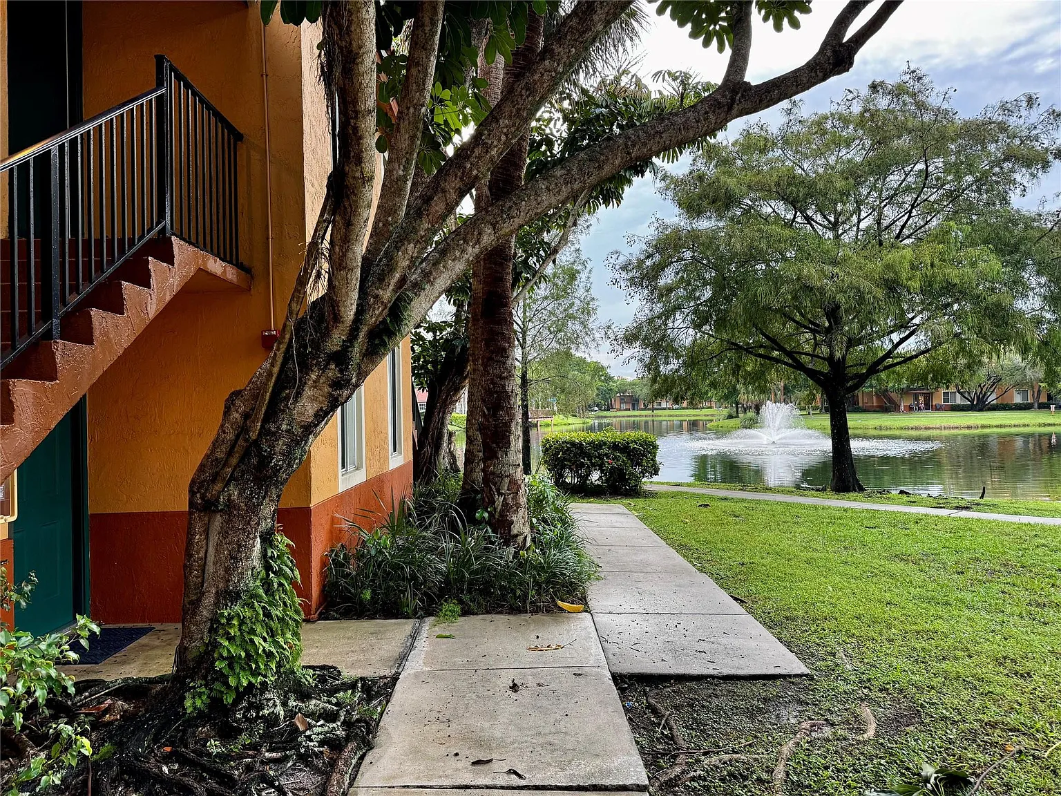 1 bed, 1.0 bath, 734 sqft, $1,825 — Photo 2