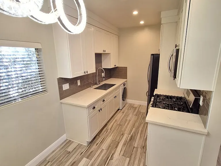 13611 Vanowen St #15 — Photo 2