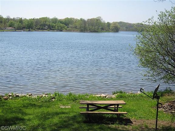 4th image of 346 Lakeside Dr