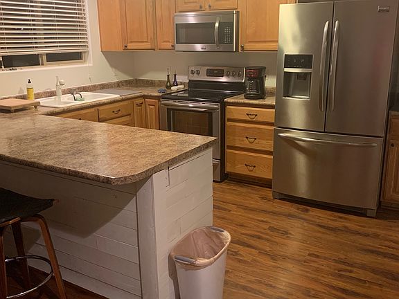 Kiitchen, stainless appliances, breakfast bar