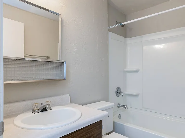 The Lindale Apartments — Photo 13