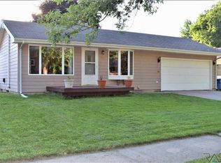 913 S Edward Dr, Sioux Falls, SD 57103