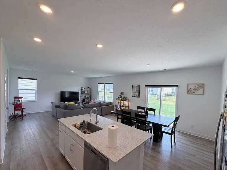 2137 Egbert Rd — Photo 9