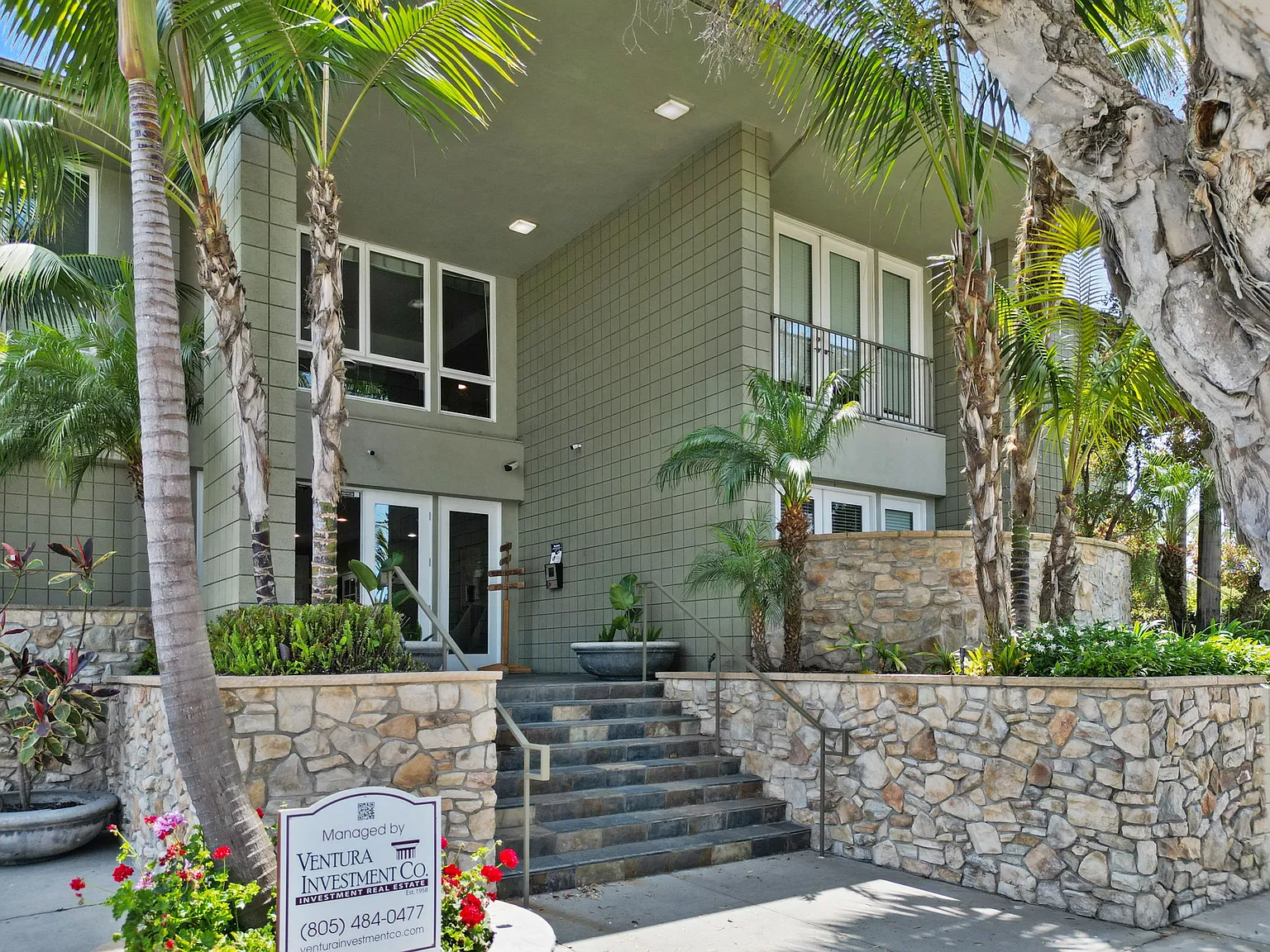 The Tahitian Apartments — Photo 1