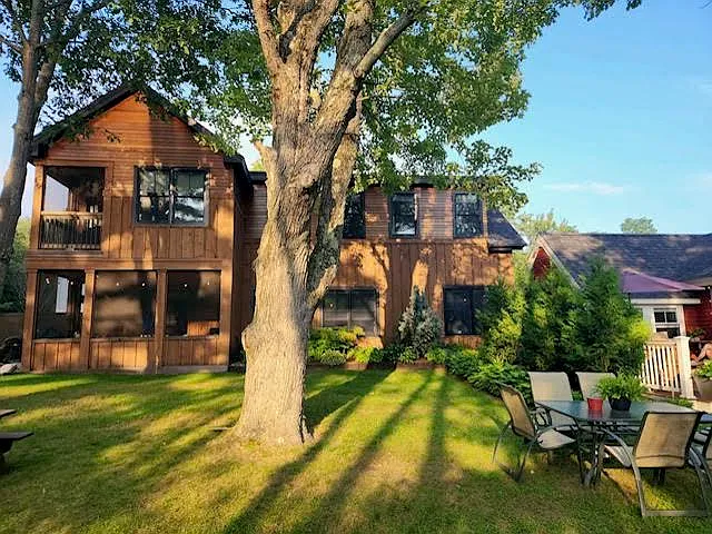 Right in the heart of downtown - walk to Walters Basin, marinas, Squam MarketPlace, Library, Science Center, Golden Pond Country Store, Inns.