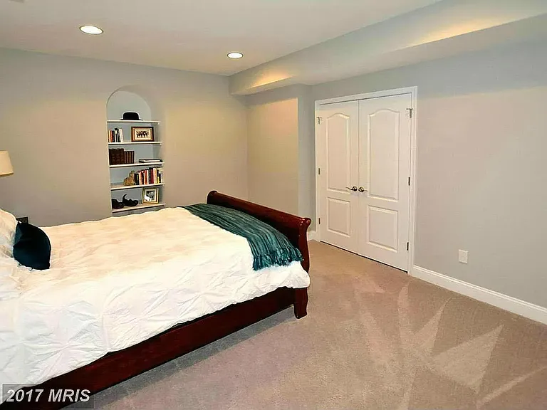 20156 Valhalla Sq — Photo 8