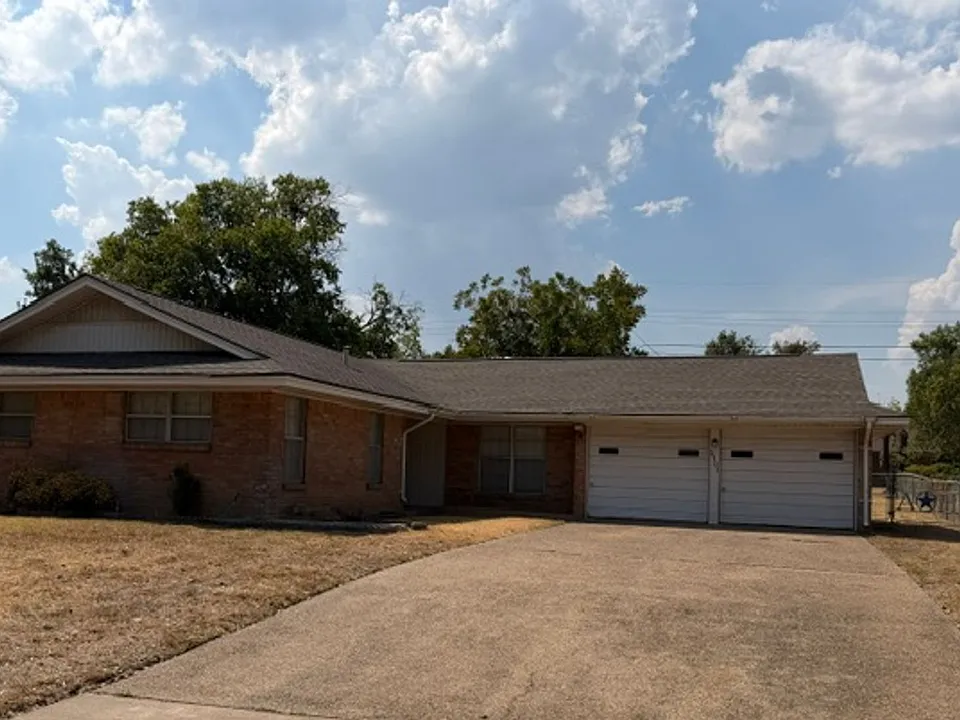 5101 Lakemoor Dr