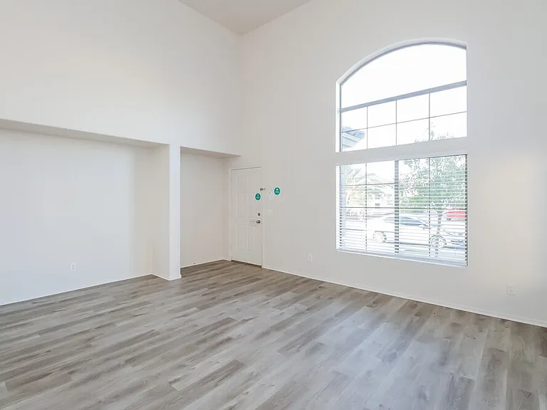 7925 W Claremont St — Photo 5
