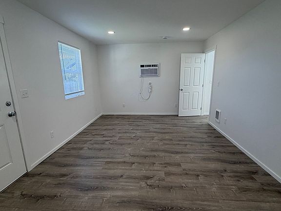 2nd image of 832 1/2 Methow St