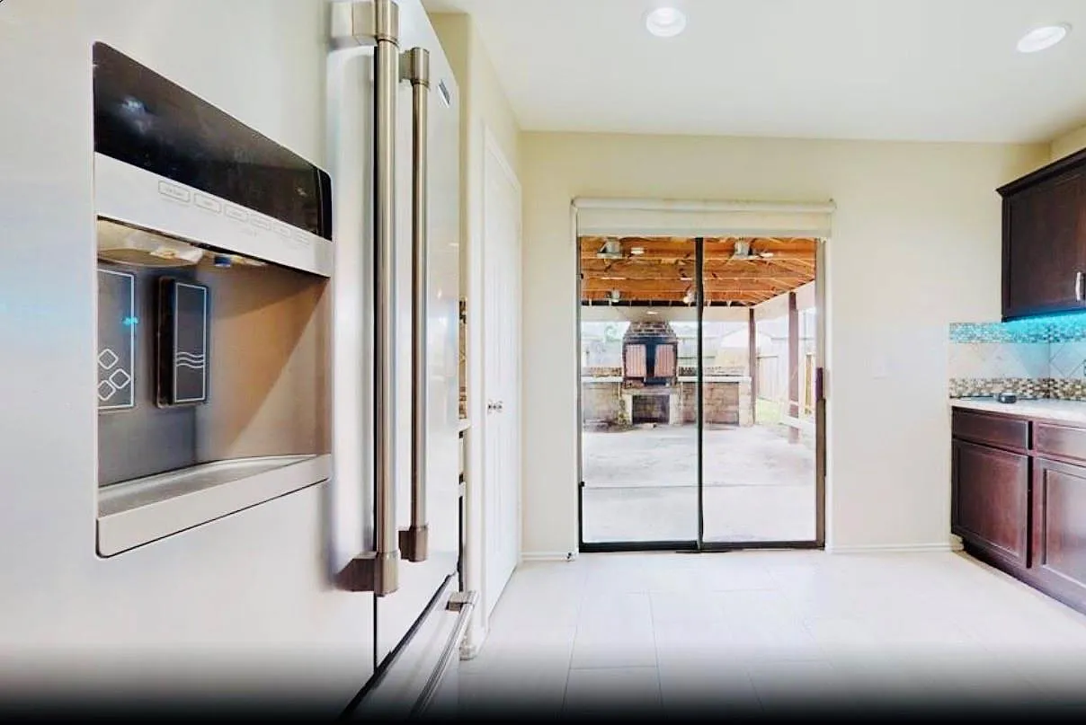 4 bed, 3.0 bath, 2000 sqft, $2,500 — Photo 3