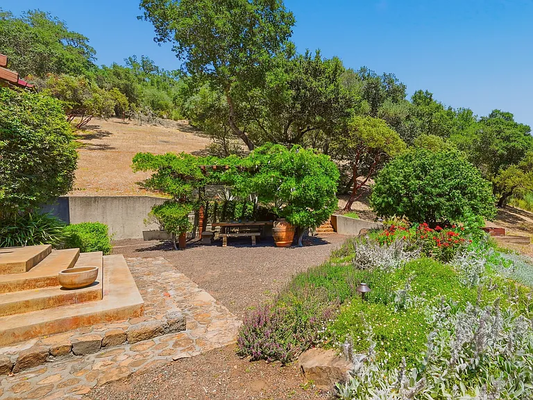 2491 Spring Mountain Rd — Photo 36
