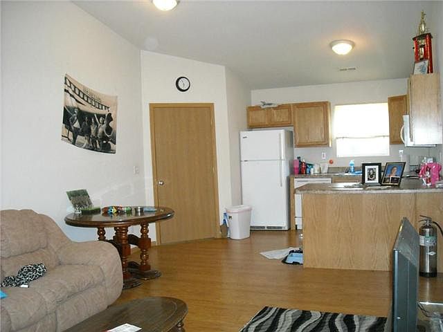 2nd image of 400 Adams St