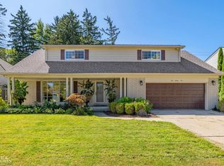 525 Saddle Ln, Grosse Pointe Woods, MI 48236
