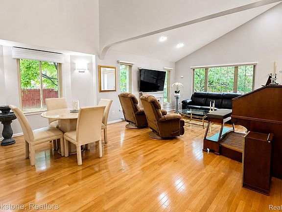 4th image of 16400 Ventura Cir