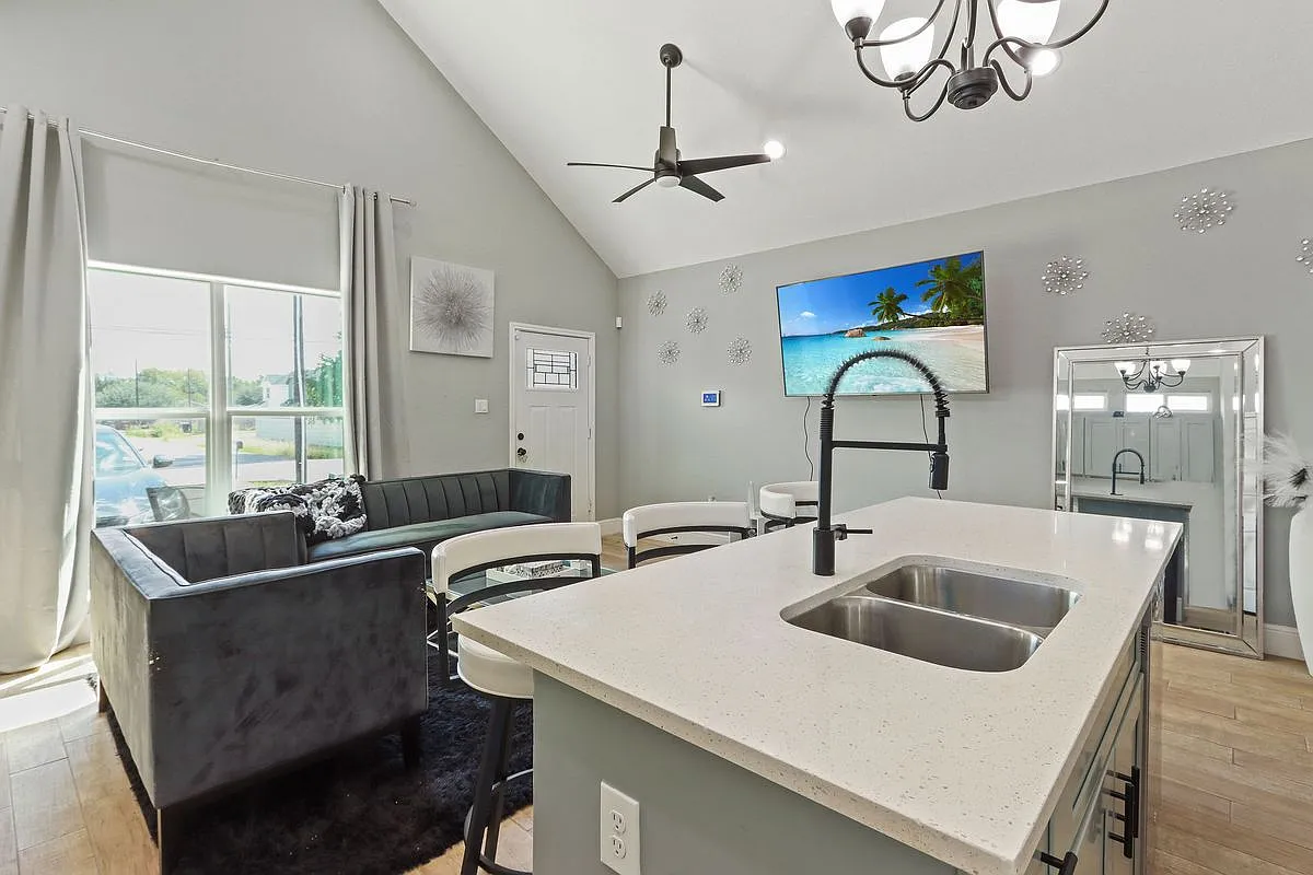 3 bed, 2.0 bath, 1260 sqft, $1,900 — Photo 2